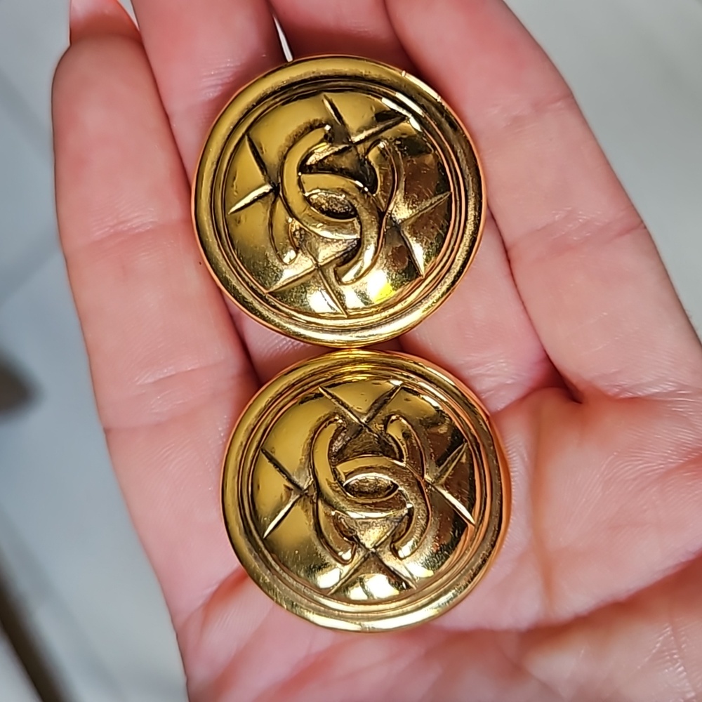 CHANEL Vintage 24k Gold Plated Clip Earrings Quilted CC Logo